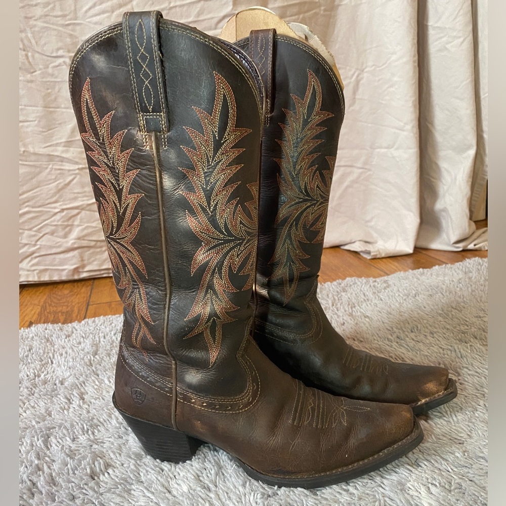 Ariat brown leather cowboy boots women’s size 7.5B. Gently used boots.
